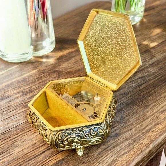 Vintage Sankyo Japan Gold Tone Hexagonal Trinket Music Box - Picture 8 of 11